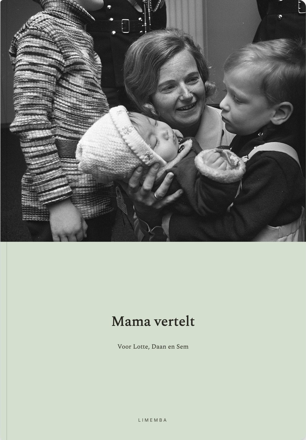Omslag in saliegroen met een zwart-witfoto van een lachende moeder met haar kinderen: Mama vertelt.